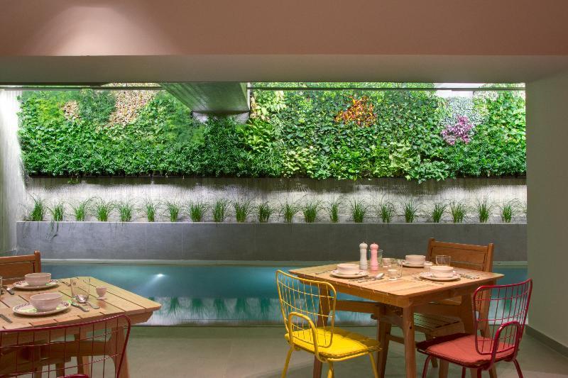 Coco-Mat Athens Jumelle Hotell Exteriör bild A living wall in a restaurant