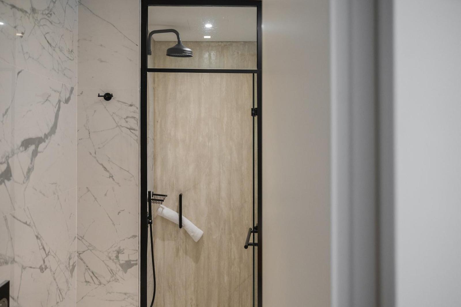 Coco-Mat Athens Jumelle Hotell Exteriör bild A shower with a shower head